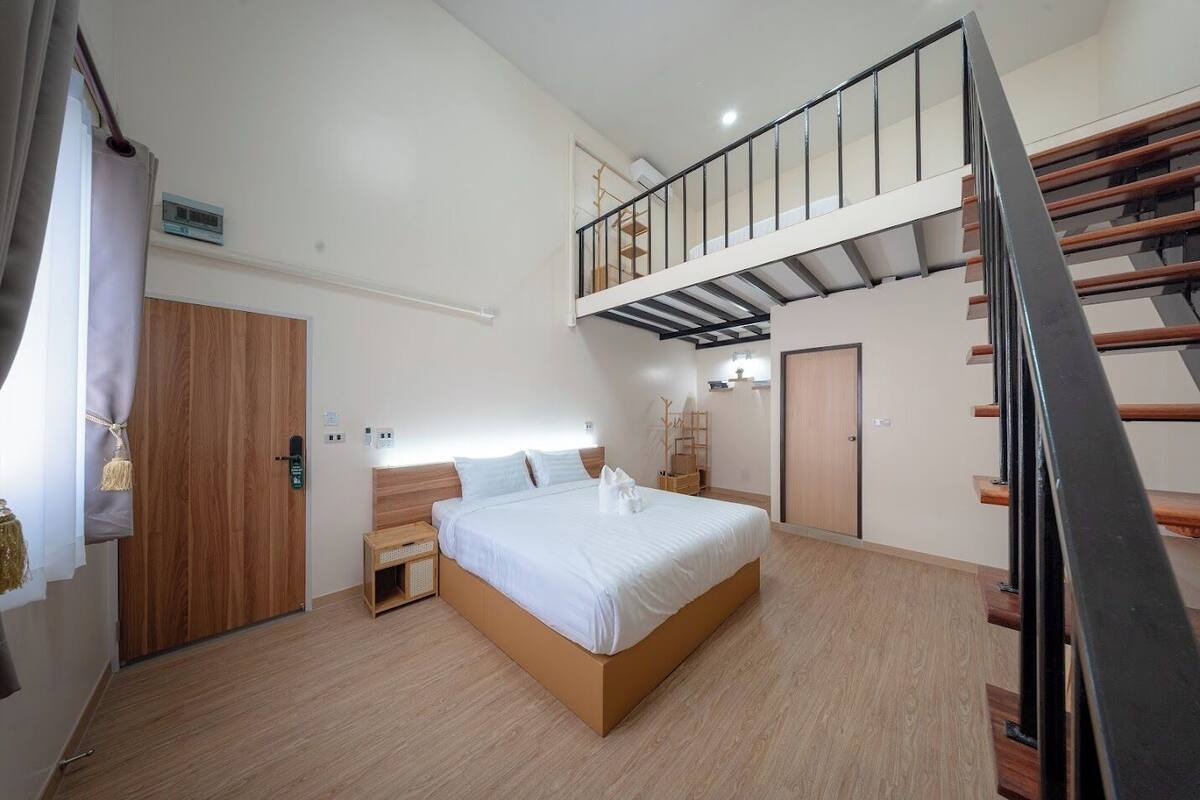 Phòng Suite, ban công | Minibar, bàn, bàn ủi/dụng cụ ủi quần áo