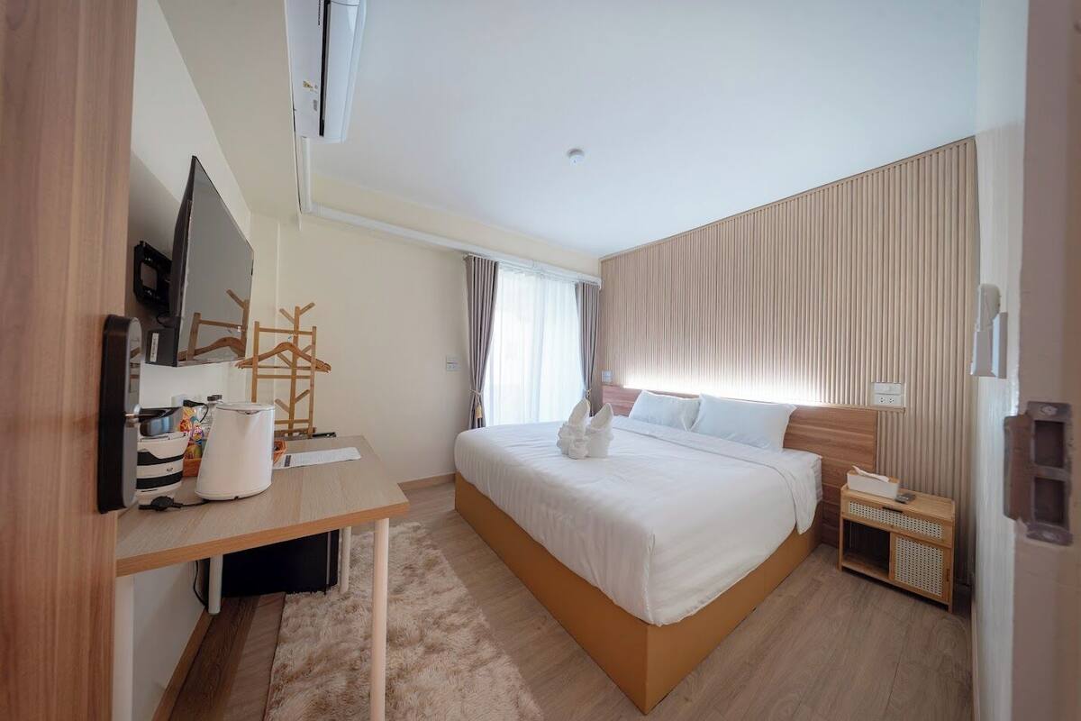 Phòng Deluxe, ban công, quang cảnh thành phố | Minibar, bàn, bàn ủi/dụng cụ ủi quần áo