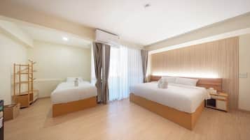 Triple Room, Balcony | Desk, iron/ironing board, free WiFi