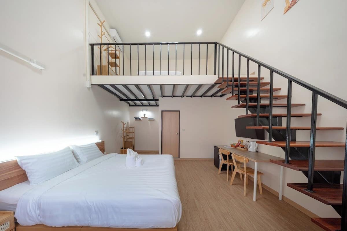 Suite, Balcony | Desk, iron/ironing board, free WiFi