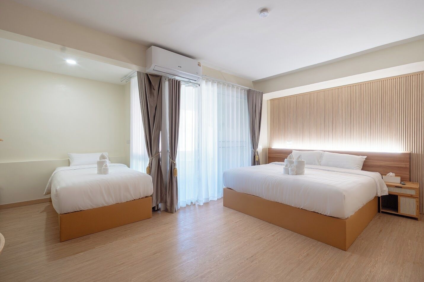 Tremannsrom, balkong | Minibar, skrivebord, strykejern/-brett og wi-fi (inkludert)