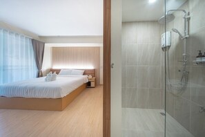 Dreibettzimmer, Balkon | Minibar, Schreibtisch, Bügeleisen/Bügelbrett, kostenloses WLAN