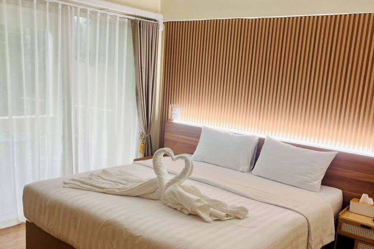 Phòng đôi, ban công | Minibar, bàn, bàn ủi/dụng cụ ủi quần áo