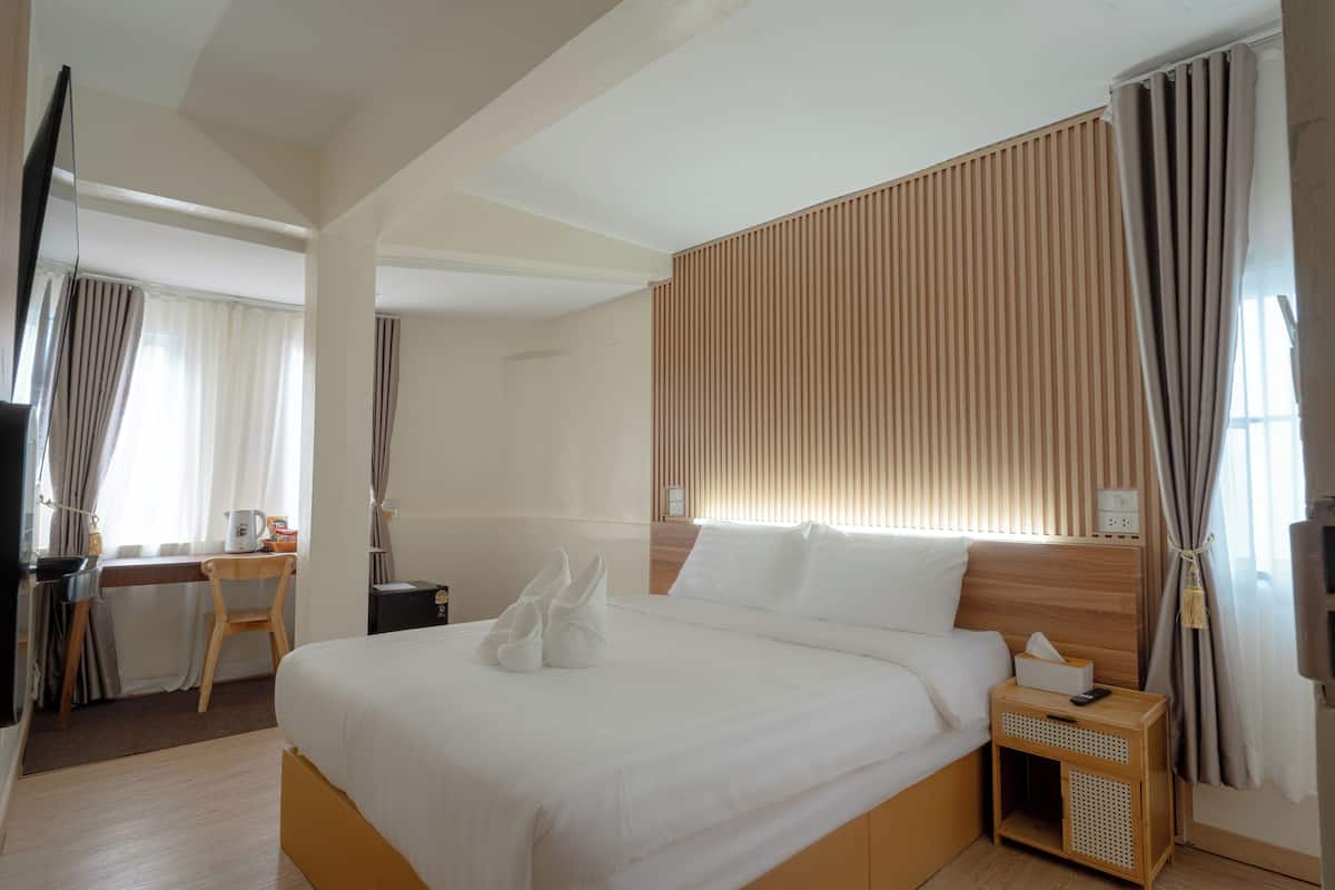 Standard Room, 1 Queen Bed | Minibar, desk, iron/ironing board, free WiFi