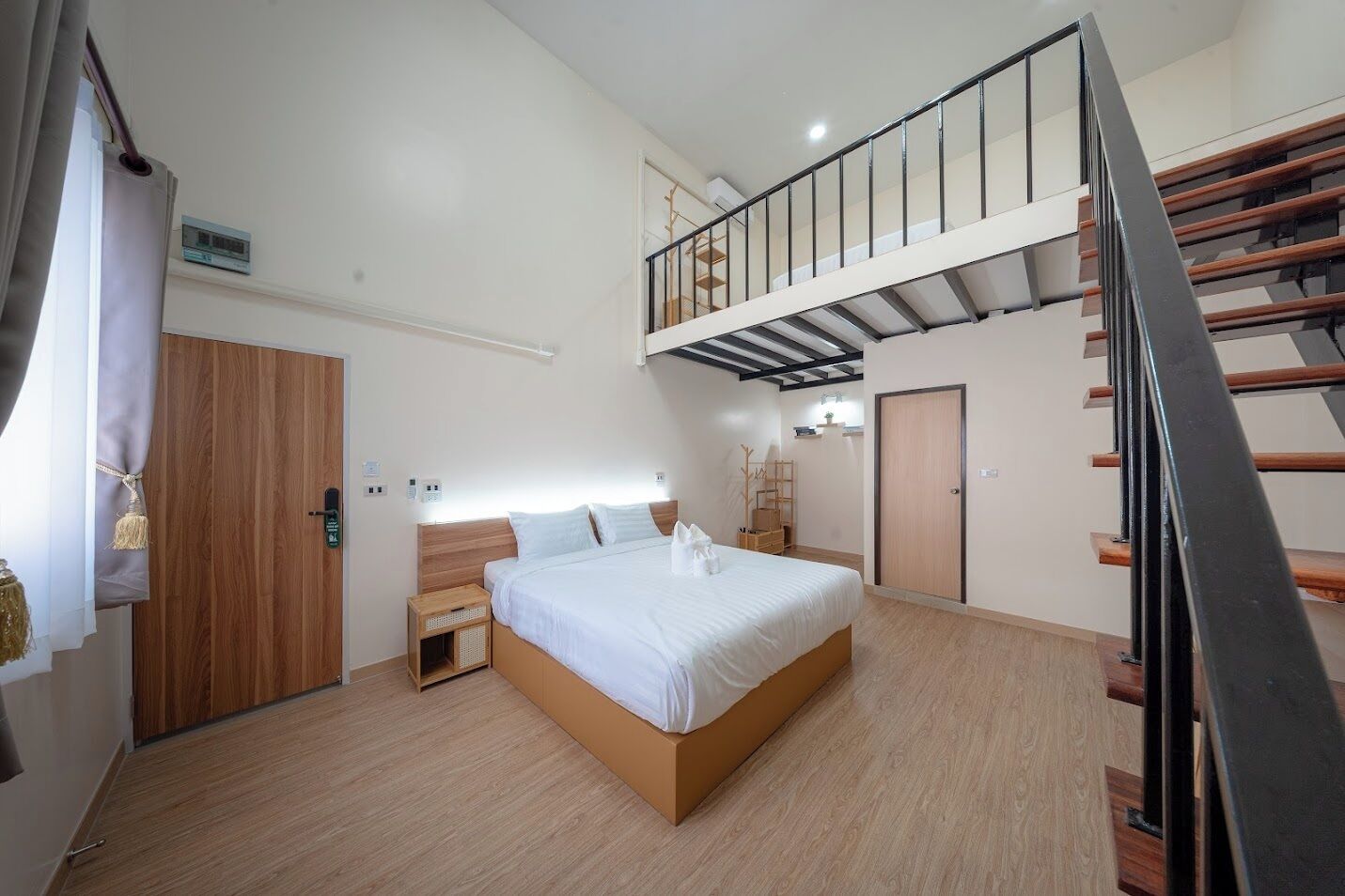 Suite, balkong | Minibar, skrivebord, strykejern/-brett og wi-fi (inkludert)