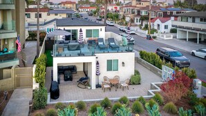 Uma casa moderna de dois andares com varanda, área de estar externa e garagem.