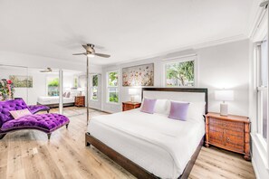 Een bureau, een strijkplank/strijkijzer, gratis wifi, beddengoed