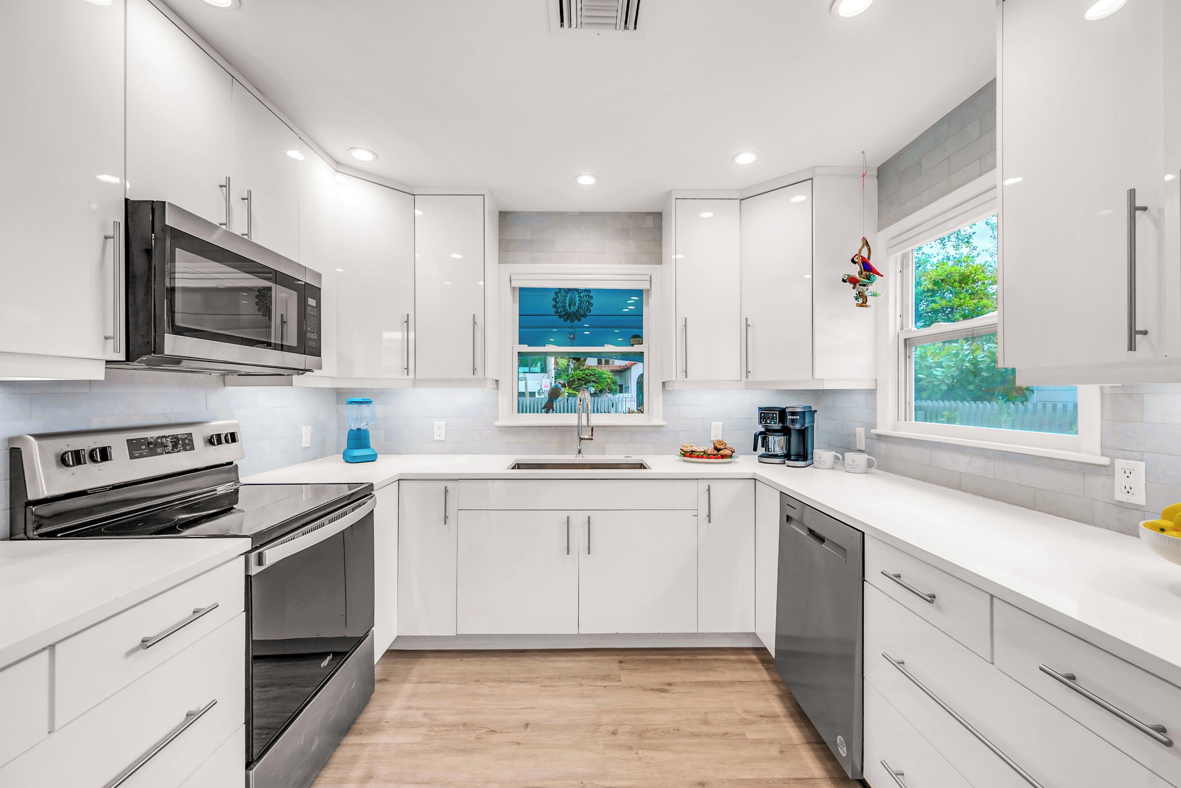 Frigorífico, microondas, horno y placa de cocina