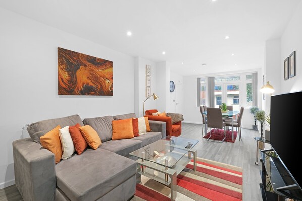 Family House, Patio | Living area | 47-inch Smart TV with digital channels, Netflix, streaming services - Spacious 5BR 3BA Serviced Hse in Croydon (Croydon)
