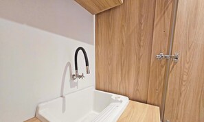 Haartrockner, Handtücher, Seife, Toilettenpapier