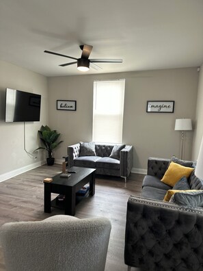 TV - Chic + Spacious Birmingham Escape Near Airport & City Life (Birmingham)