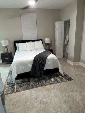3 bedrooms, iron/ironing board, WiFi, bed sheets - Chic + Spacious Birmingham Escape Near Airport & City Life (Birmingham)