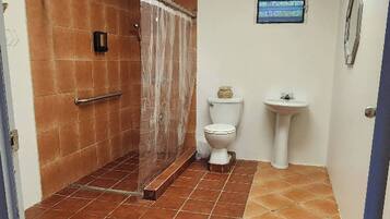 Room, 1 Bedroom, Accessible, Balcony | Bathroom