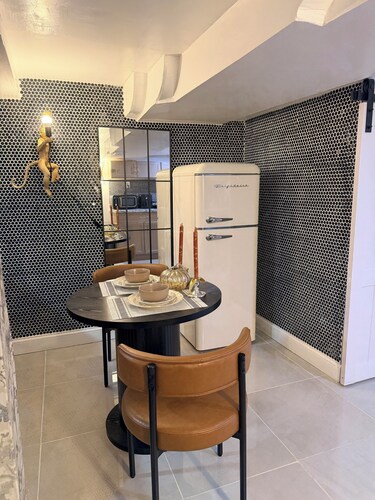 Stylish 2-Queen Studio with Kitchenette near UBS & JFK