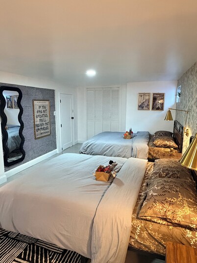 Stylish 2-Queen Studio with Kitchenette near UBS & JFK
