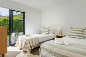 Iron/ironing board, WiFi, bed sheets - Sun-Filled 2BR Home In The Heart Of Arrowtown (Arrowtown)