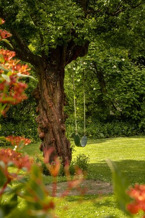 Property grounds - Sun-Filled 2BR Home In The Heart Of Arrowtown (Arrowtown)