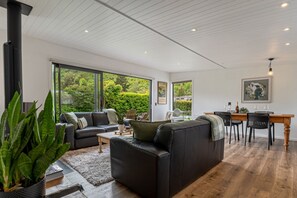 TV, fireplace, stereo - Sun-Filled 2BR Home In The Heart Of Arrowtown (Arrowtown)