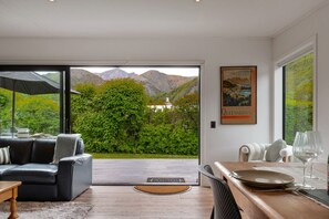 Interior - Sun-Filled 2BR Home In The Heart Of Arrowtown (Arrowtown)