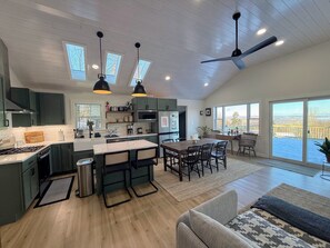 Fridge, microwave, oven, stovetop - 2T Bethlehem Retreat with Stunning Sunset Views, firepit, foosball (Bethlehem)