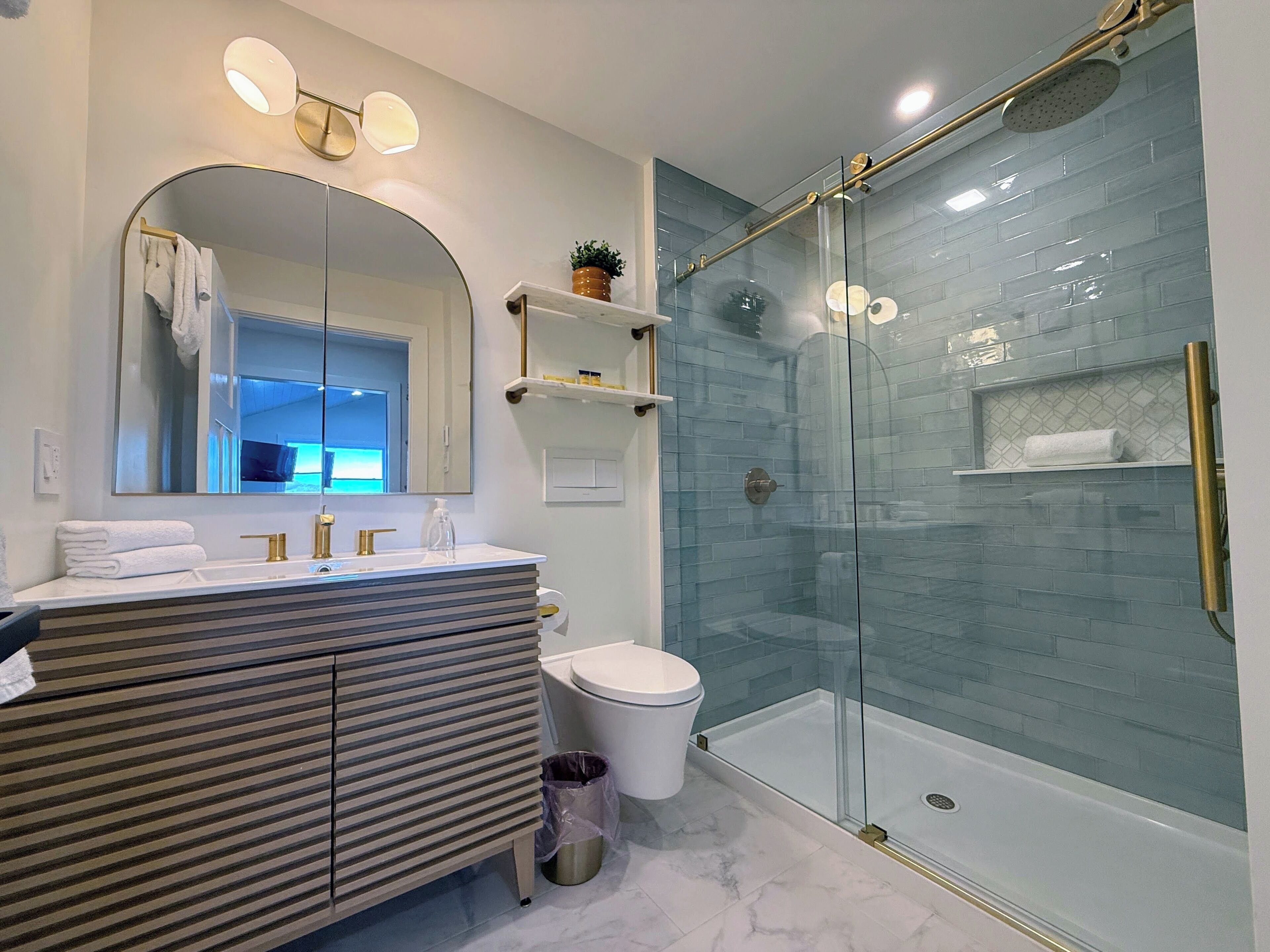 Een douche, een haardroger, handdoeken