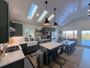 Fridge, microwave, oven, stovetop - 2T Bethlehem Retreat with Stunning Sunset Views, firepit, foosball (Bethlehem)