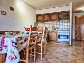 Kühlschrank, Ofen, Geschirrspüler, Kochgeschirr/Geschirr/Besteck