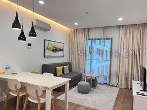 Suite Premier, 2 kamar tidur, Akses Club Lounge, pemandangan kota | Area keluarga | Smart TV 65-inci dengan saluran TV kabel, perapian, dan Netflix