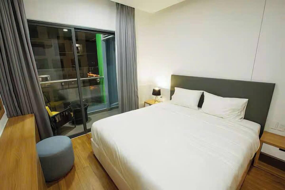 Suite Grand, 1 habitación, Acceso al salón del club, vistas a la ciudad | Sábanas de algodón egipcio y ropa de cama de alta calidad