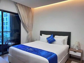 Suite « Premier », 2 chambres, accès au salon club, vue ville | Draps en coton égyptien, literie de qualité supérieure