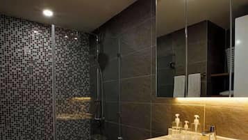 Grand Suite, 1 Bedroom, Club lounge access, City View | Bathroom