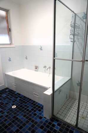 Shower, hair dryer, towels - Denman Stay - Worker Friendly & Great Value (Denman)