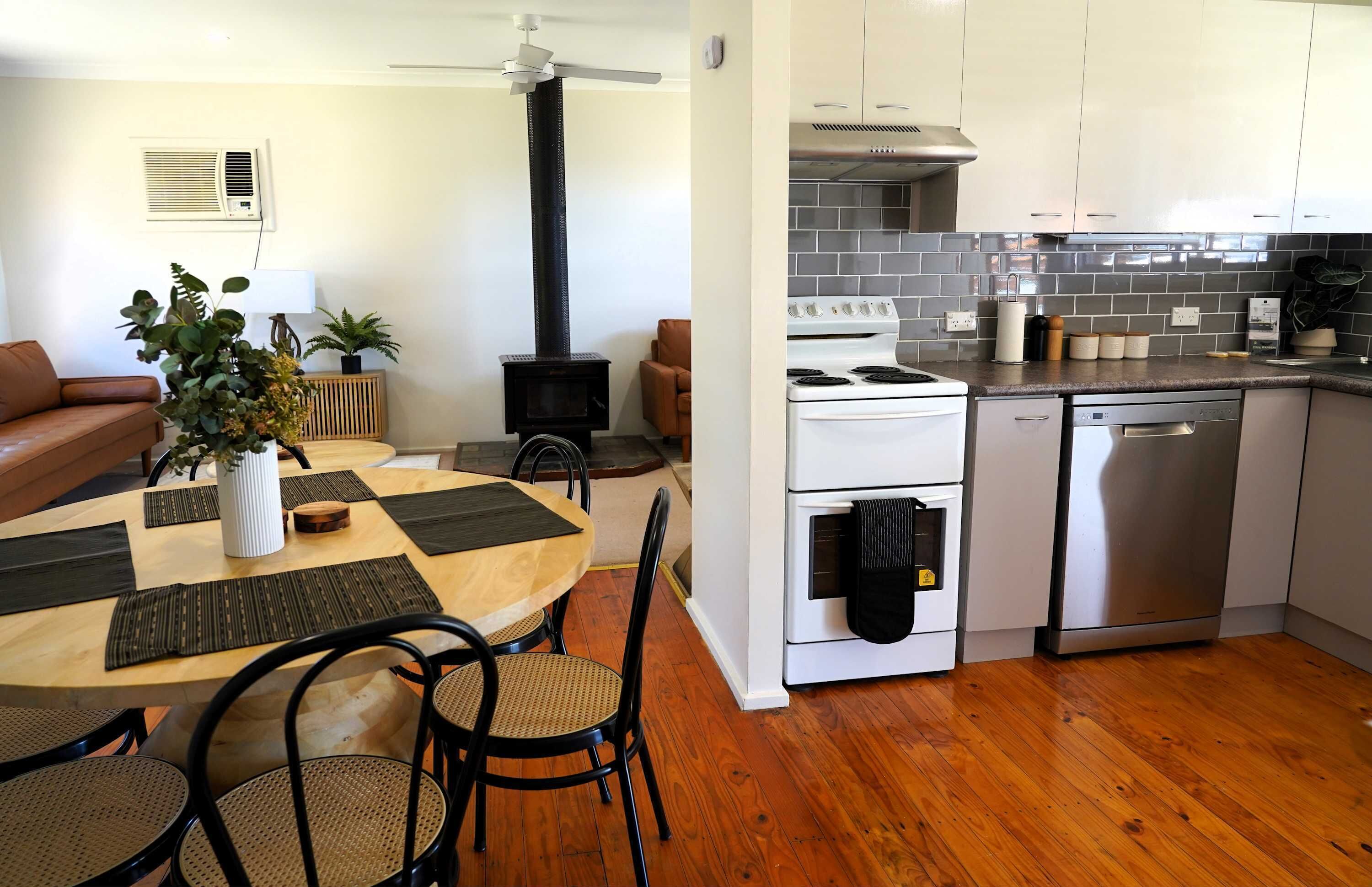 Jääkaappi, mikroaaltouuni, uuni, liesi