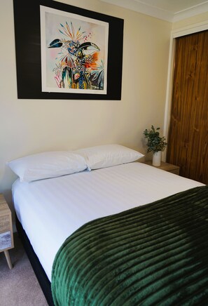Iron/ironing board, free WiFi, bed sheets - Denman Stay - Worker Friendly & Great Value (Denman)