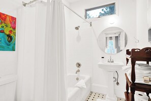 Douche, sèche-cheveux, serviettes fournies, savon