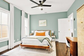 2 habitaciones, escritorio y tabla de planchar con plancha