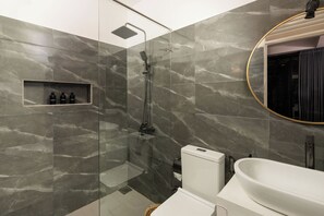 Shower, hair dryer, towels, soap - Garfield Villa by TONIK (Haputale)