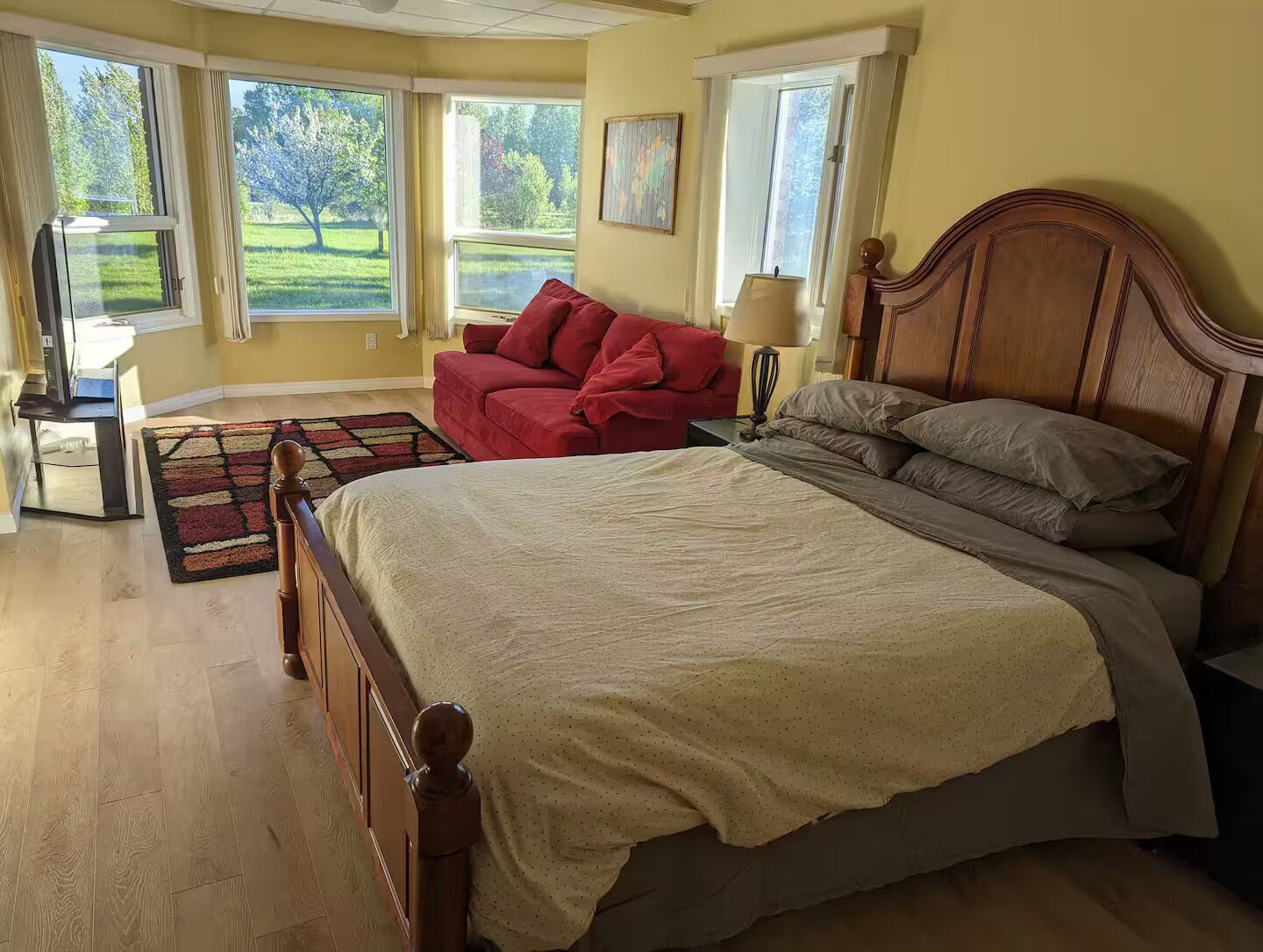 Een strijkplank/strijkijzer, wifi, beddengoed