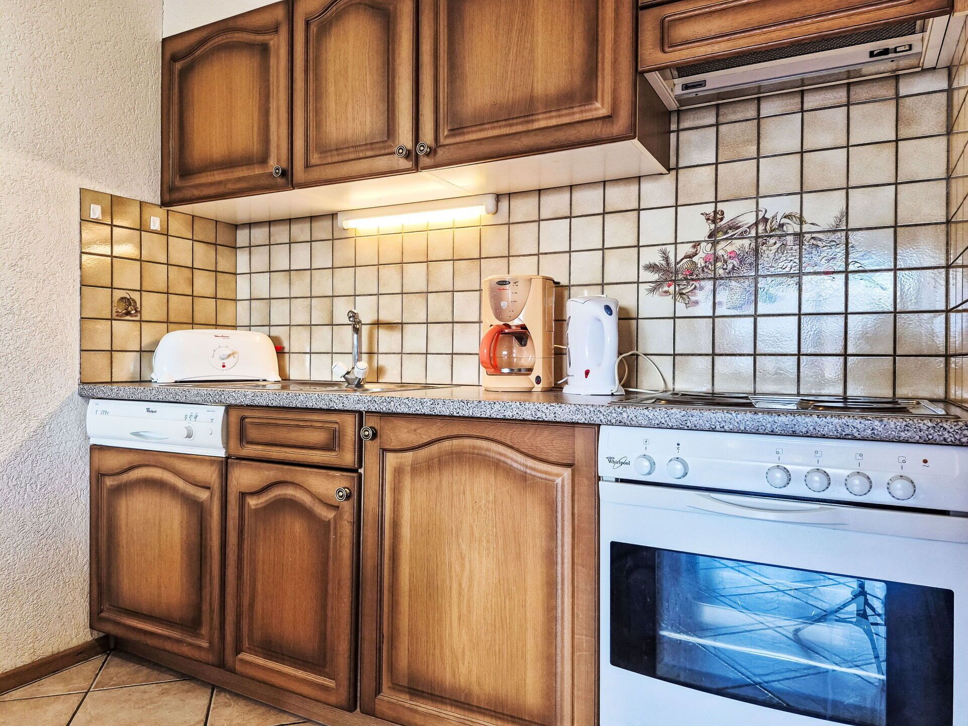 Ofen, Geschirrspüler, Hochstuhl