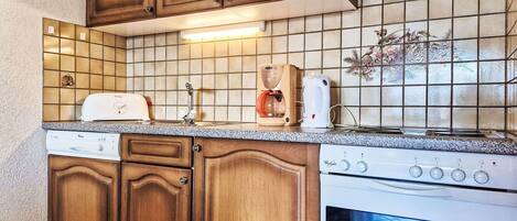 Four, lave-vaisselle, chaise haute