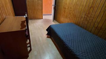 Tabla de planchar con plancha, wifi y ropa de cama