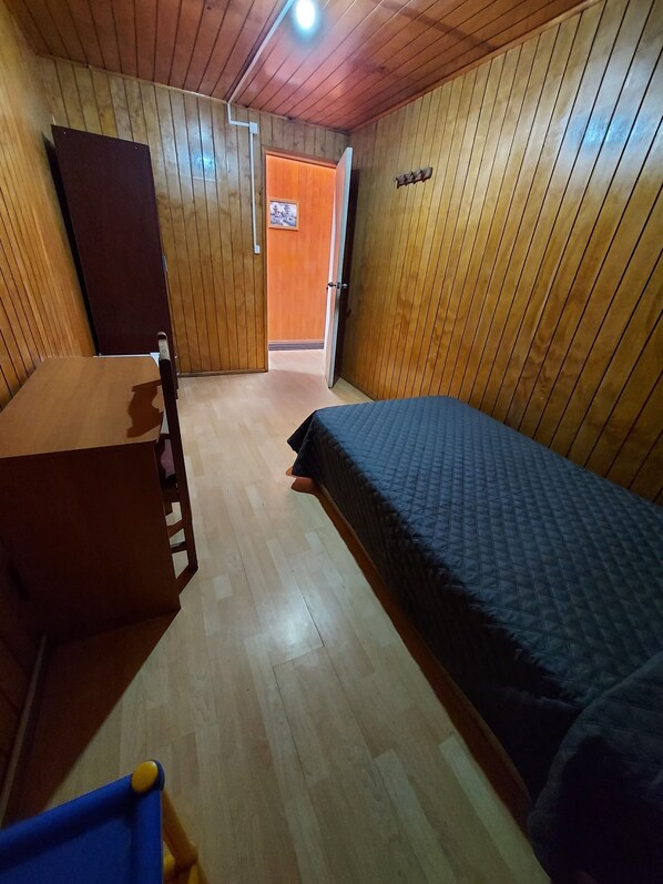 Tabla de planchar con plancha, wifi y ropa de cama 