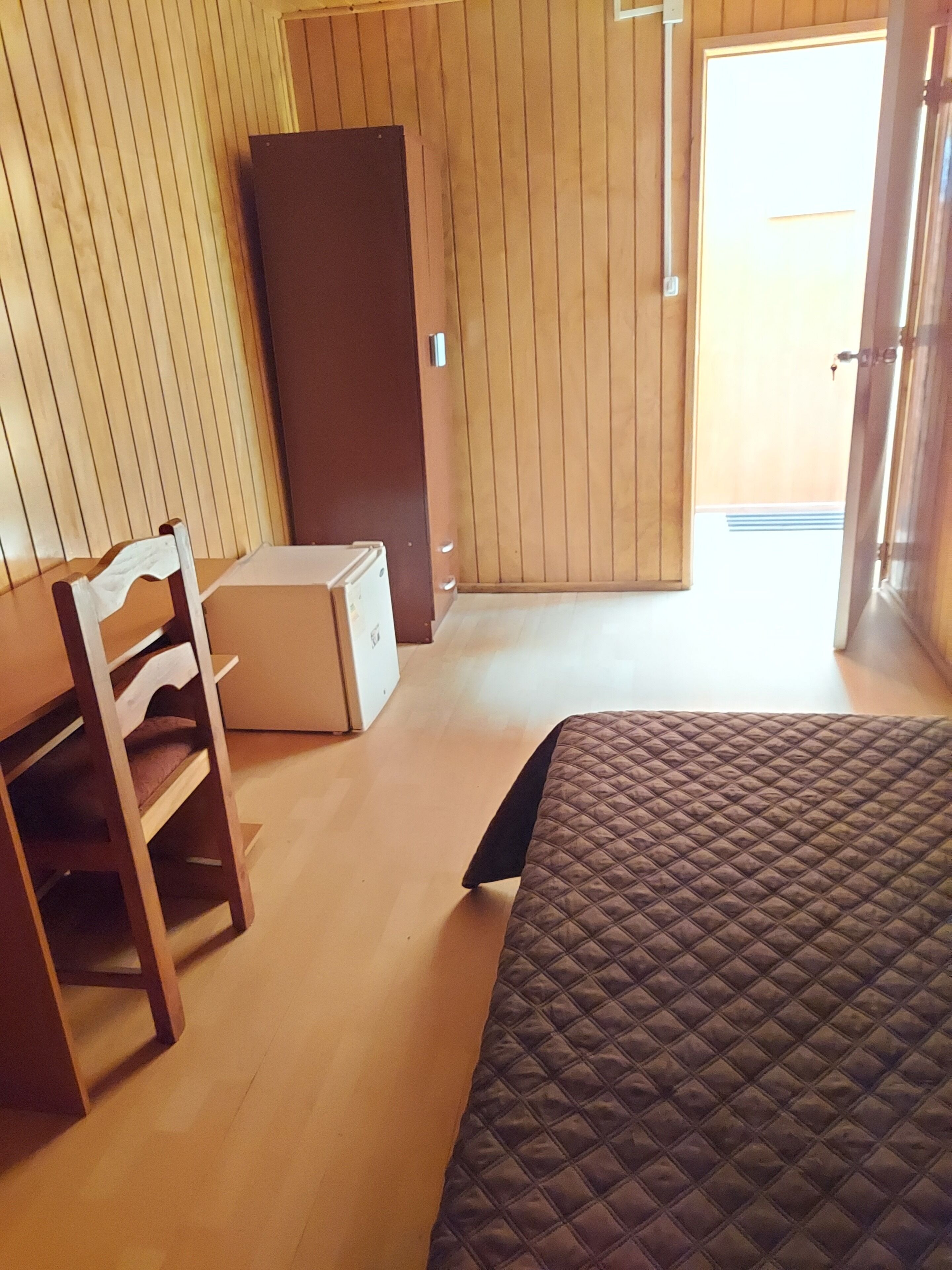 Silitysrauta/-lauta, Wi-Fi, vuodevaatteet