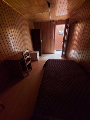 Tabla de planchar con plancha, wifi y ropa de cama 