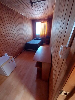 Tabla de planchar con plancha, wifi y ropa de cama 