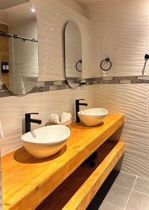 Douche, sèche-cheveux, serviettes fournies, savon