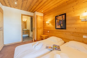 Twin bedroom - l'Ours Bleu C21 Ski-In at Vallorcine| Shared Pool, Gym & Wellness, Vallorcine (Argentiere), France (Vallorcine (Argentiere))