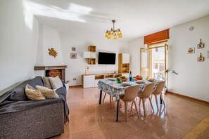 TV, fireplace - La Casa Del Lido 1, Ugento, Italy (Ugento)