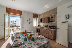 Fridge, microwave, oven, stovetop - La Casa Del Lido 1, Ugento, Italy (Ugento)