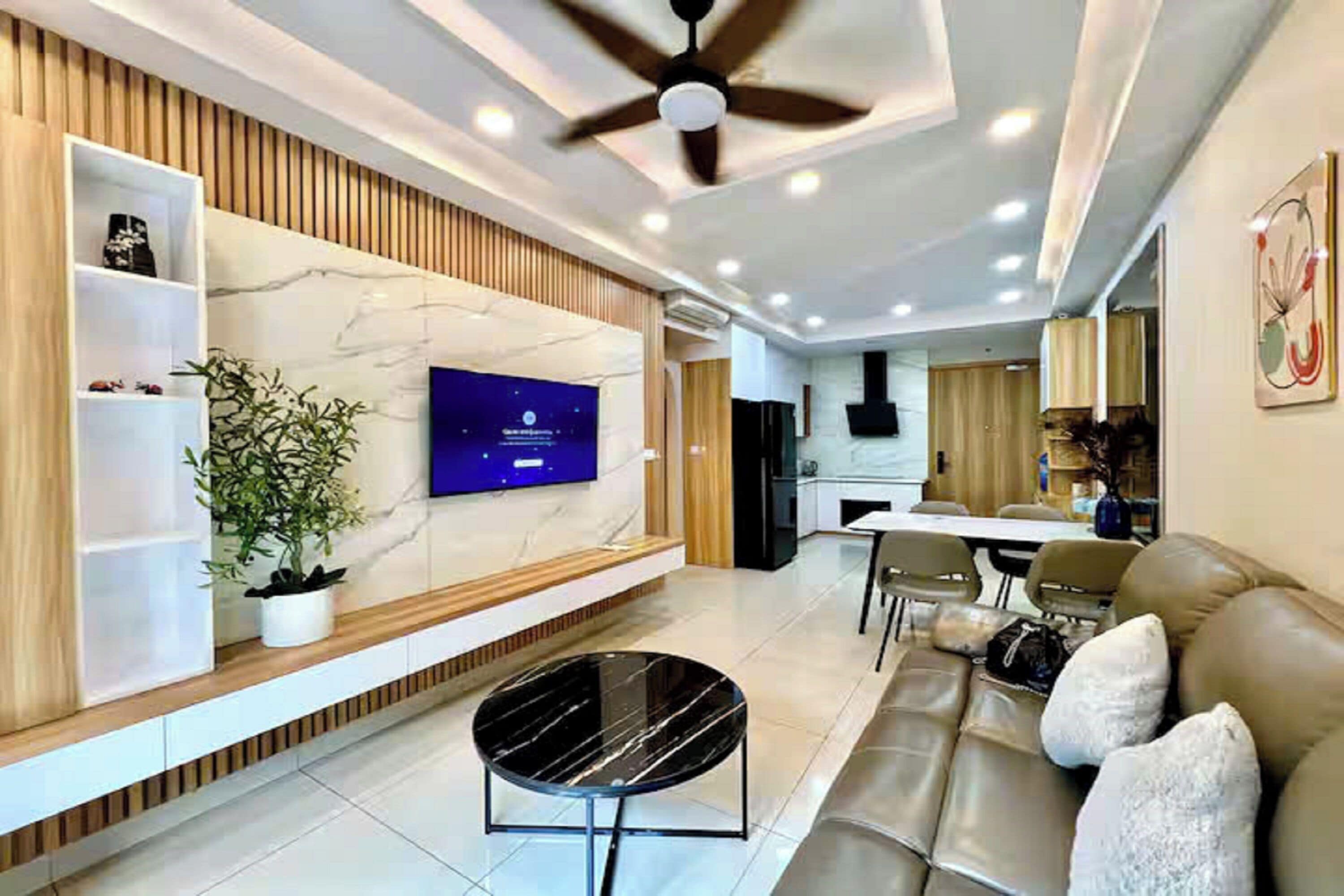 Suite presidencial, 2 habitaciones, con acceso al salón lounge del club, vista a la ciudad | Sábanas de algodón egipcio, ropa de cama de alta calidad y edredón 